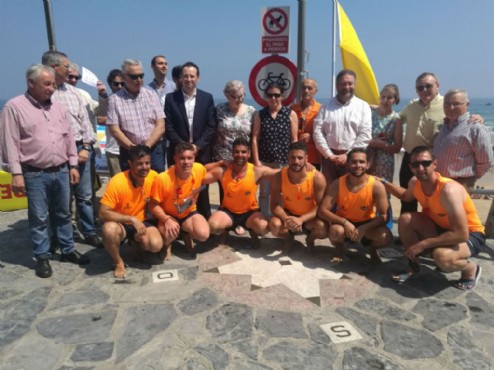 Equipo de salvamento de la playa de Aguilar en Muros del Nalón y diversos responsables politicos autonómicos y municipales