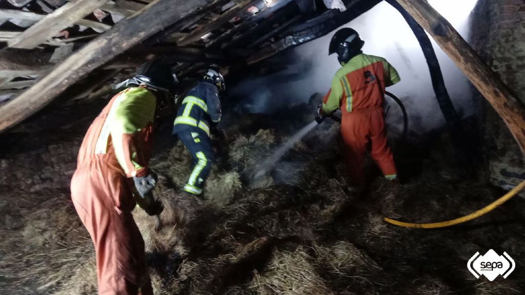Labores de extincin en el incendio de un pajar en Carreo