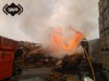 Bomberos trabajando en el incendio del polígono de Maqua, Gozón.