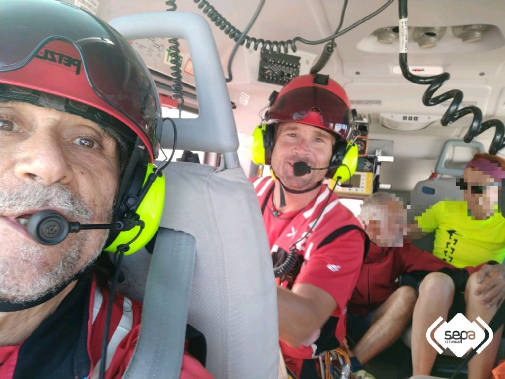 Los dos rescatados en el helicptero medicalizado del SEPA