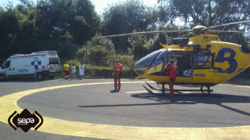 El momento del traslado al helicóptero medicalizado de bomberos
