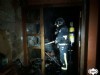 Un bombero con base en Villaviciosa en la entrada de la casa afectada por el incendio.