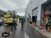 Bomberos en el incendio industrial del polígono de Prestín, Parres.