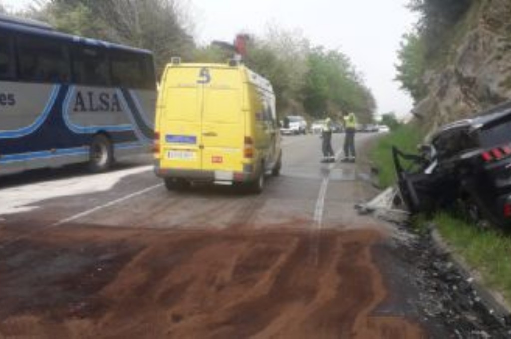 Bomberos en el accidente de trfico entre un turismo y un autobs en Llanes.