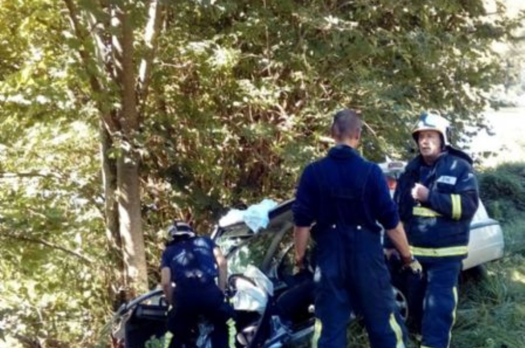 Bomberos del SEPA del parque de Llanes en el accidente de trfico de Santianes, Ribadesella.