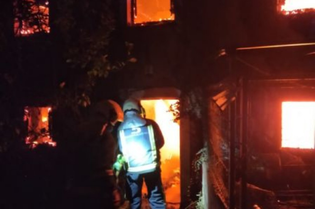 Bomberos en el incendio de una casa deshabitada en Piera, Navia.
