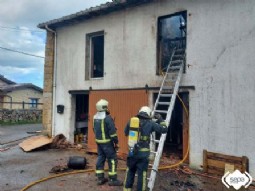 Bomberos en el incendio de Villaviciosa.