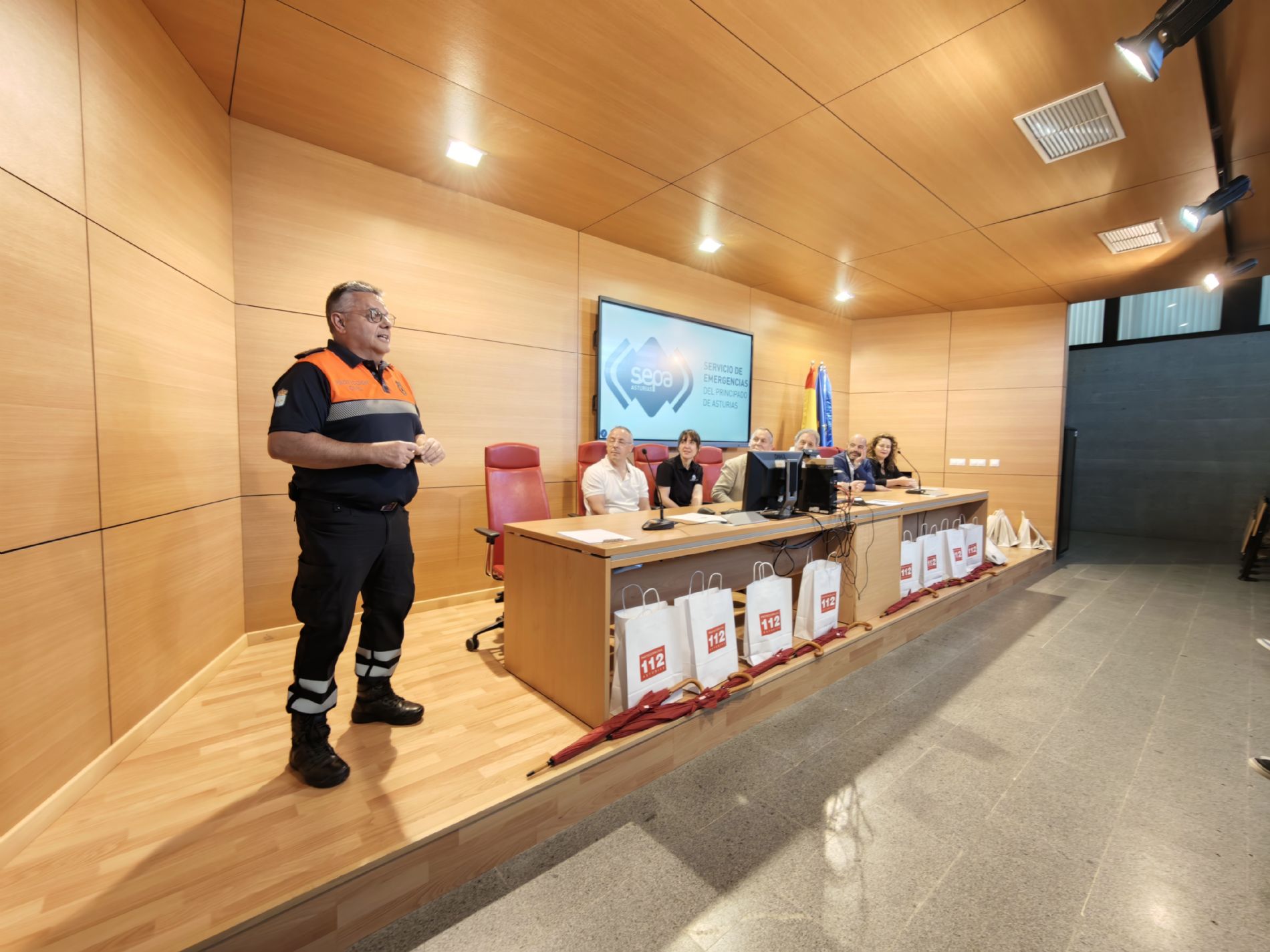 Fran jefe de la Agrupaci�n de Voluntarios de Protecci�n Civil de Pilo�a explicandoles su labor como voluntario