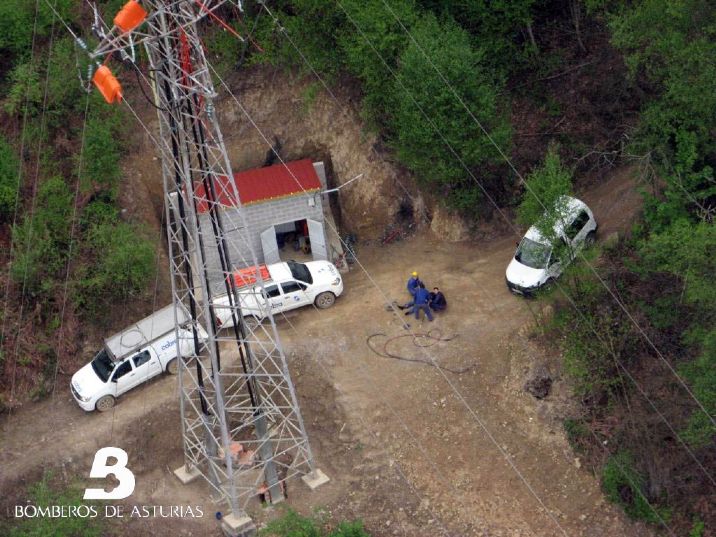 Para evacuar al herido en camilla hasta el helicptero el Grupo de Rescate tuvo que realizar una gra de 52 metros en una operacin no exenta de riesgo debido a los cables elctricos y a los rboles que haba en la zona. FOTO: BA