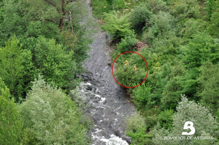 Lugar donde fue localizado el pescador. En la imagen acompaado ya por efectivos de Bomberos de Asturias. FOTO BOMBEROS DE ASTURIAS