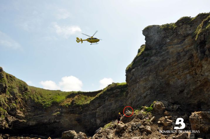 Preparacin de la evacuacin del afectado desde el lugar donde se encontraba en compaa ya de un miembro del Grupo de Rescate. FOTO BOMBEROS DE ASTURIAS