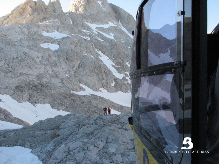 En la imagen el afectado en compaa de un bombero-rescatador a la espera de ser recogidos por el helicptero de Bomberos de Asturias para su evacuacin. FOTO BA