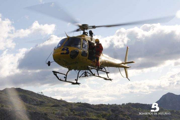 Un momento de la intervencin del Grupo de Rescate de Bomberos de Asturias. FOTO BA