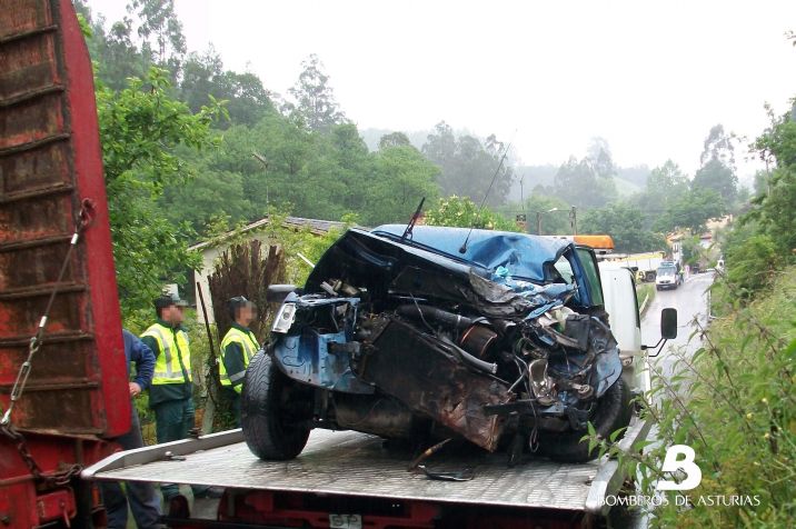 Estado en el que qued el turismo tras el accidente de trfico y tras la intervencin de los efectivos de Bomberos de Asturias con base en Villaviciosa para excarcelar a la conductora herida. FOTO BA