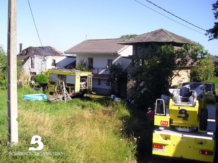 Un momento de la intervencin de Bomberos de Asturias con base en Valds. Foto BA