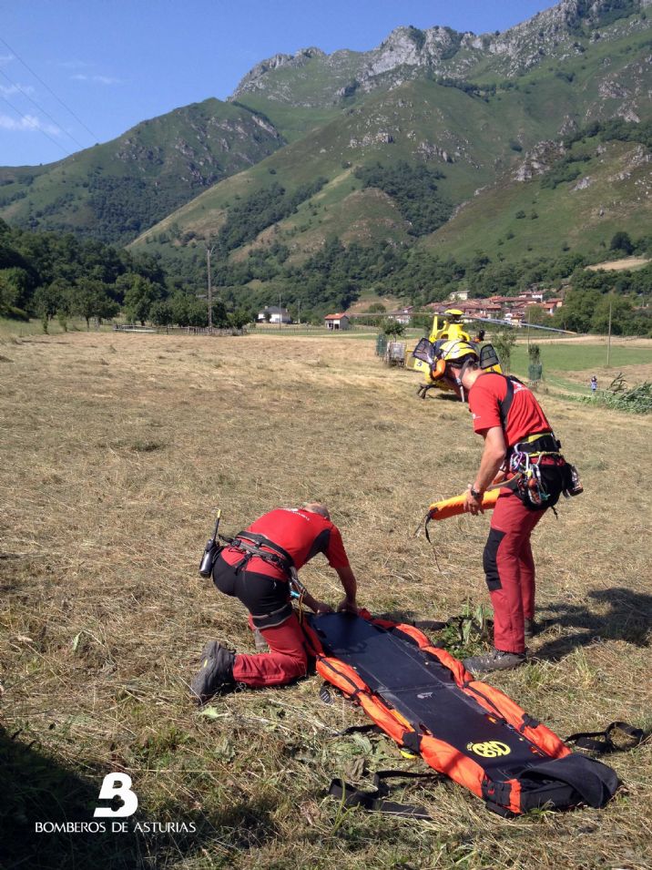 Los bomberos-rescatadores preparan la camilla para evacuar al afectado desde la ambulancia al helicptero.