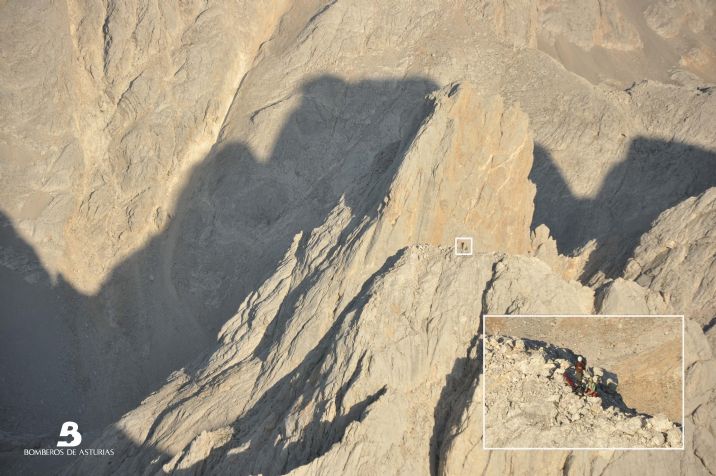 Momento en el que fueron avistados los dos montaeros en la cumbre del pico