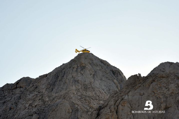 Los dos afectados son recogidos por el helicptero medicalizado de Bomberos de Asturias