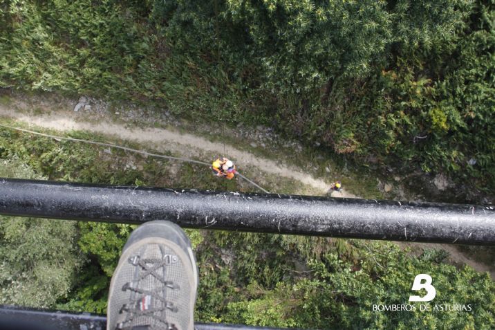 La mujer afectada es evacuada mediante una operacin con la gra del helicptero y en compaa del mdico-rescatador hasta la aeronave de Bomberos de Asturias