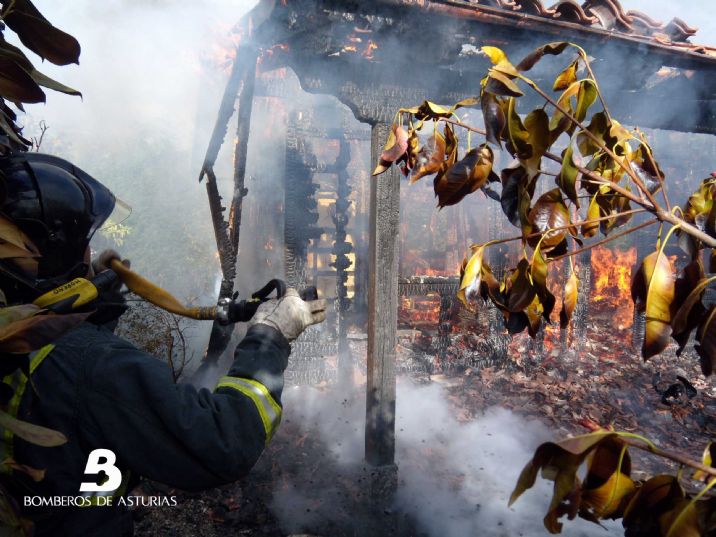 Otro momento de las tareas de extincin del fuego