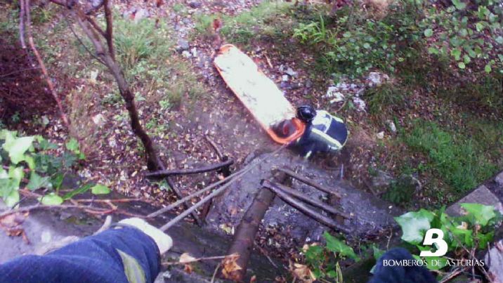 Un momento de la intervencin de rescate del afectado. Foto BA