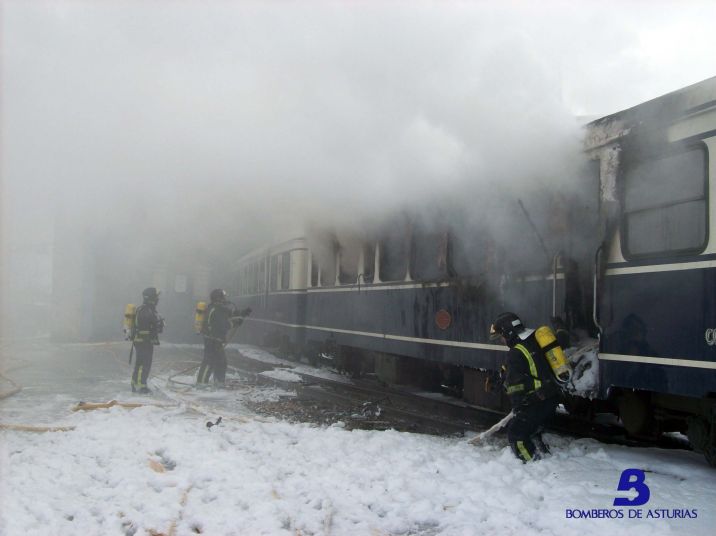 Los bomberos trabajando en la extincin del fuego