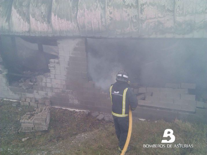 Trabajos de extincin por parte de Bomberos de Asturias