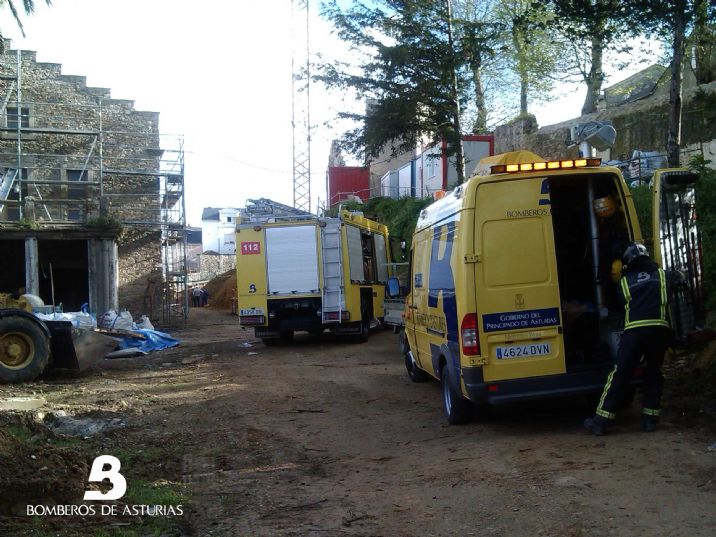 Efectivos de Bomberos de Asturias con base en el parque de Castropol en el lugar del incidente