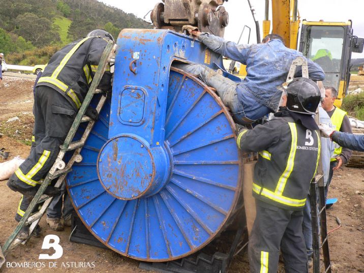 Bomberos de Asturias con base en Valds trabajando en las labores de excarcelacin del herido que result atrapado por una pierna.