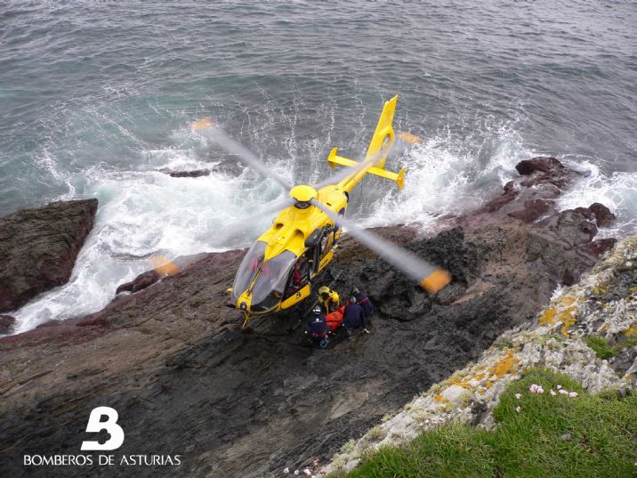 Momento en el que el herido es evacuado al helicptero para su traslado a la ambulancia