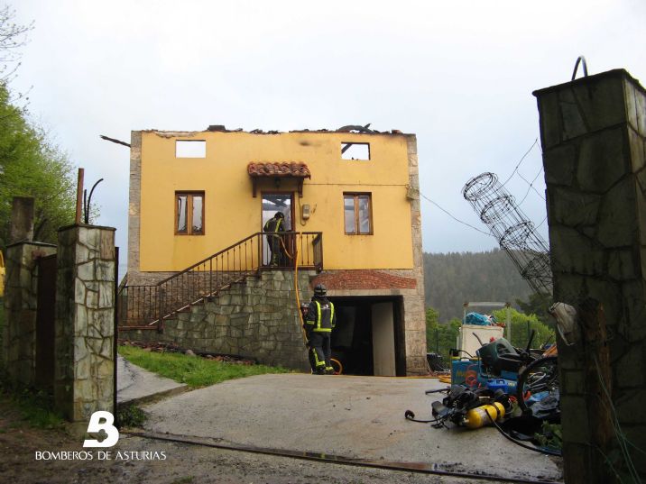 Otro momento del trabajo realizado por los bomberos para extinguir el fuego