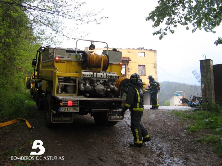 Los bomberos trabajando en el lugar de la intervencin