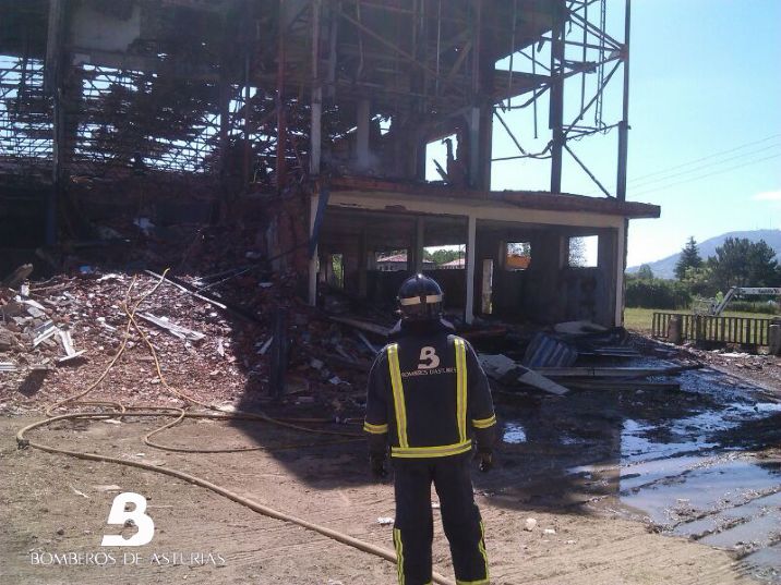 Otro momento de la extincin desarrollada por parte de efectivos de Bomberos de Asturias