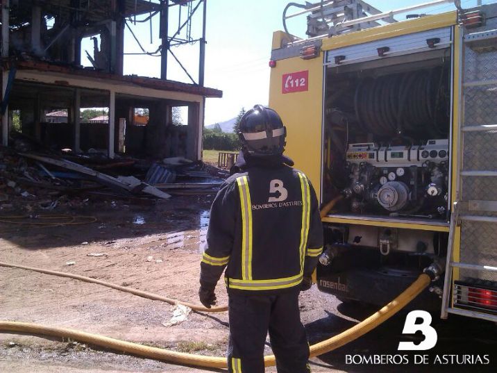 Un momento de las labores de extincin por parte de Bomberos de Asturias