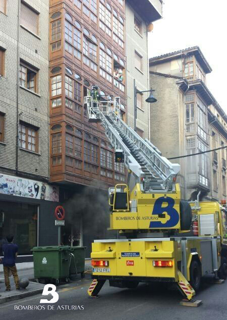 La gran cantidad de humo oblig a los bomberos a desalojar por precaucin a los vecinos del inmueble