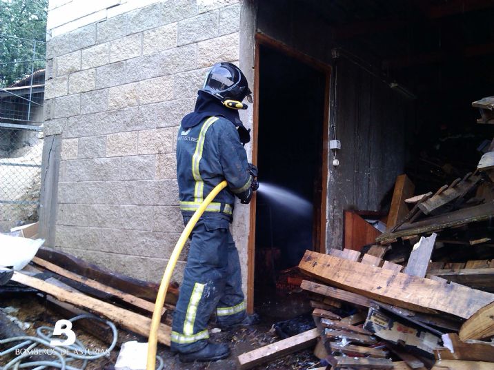 Los bomberos trabajando en las tareas de extincin del incendio