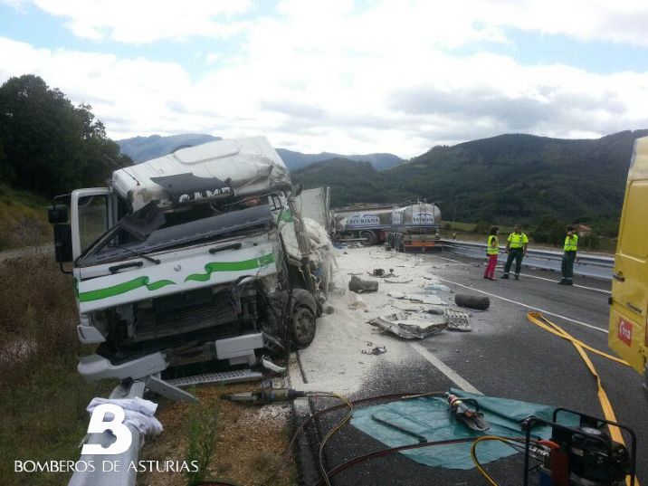 Un momento de la intervencion de los efectivos de Bomberos de Asturias