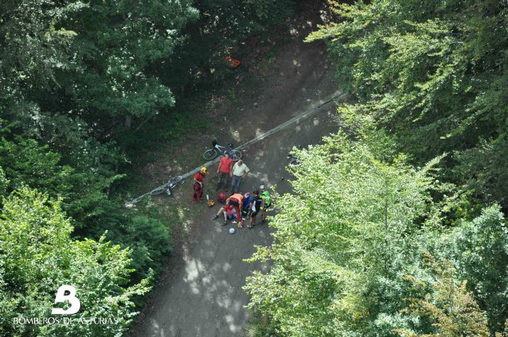 El Grupo de Rescate asistiendo al ciclista herido antes de proceder a su evacuacin al helicptero medicalizado