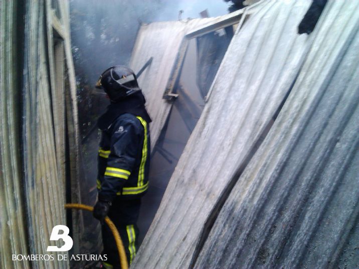 Los bomberos trabajando en las labores de extincin