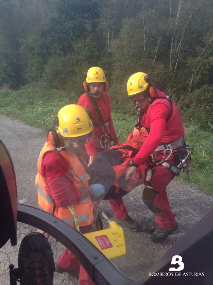 Momento de la evacuacin del herido al helicptero del SEPA