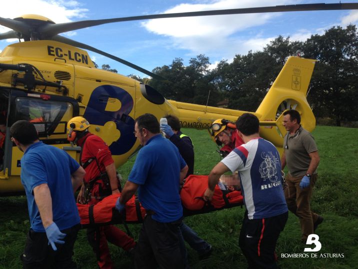 Momento en el que el herido es trasladado al helicptero para su posterior evacuacin al HUCA