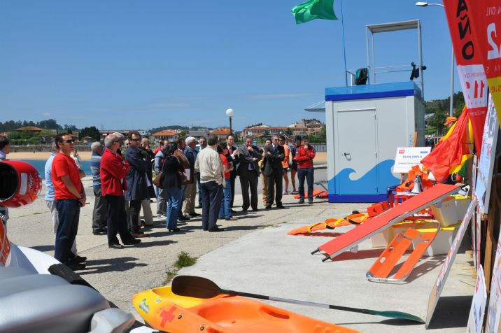 El Consejero de Presidencia y los representantes municipales reciben explicaciones sobre el material que se utiliza para la atencin de emergencias en los arenales