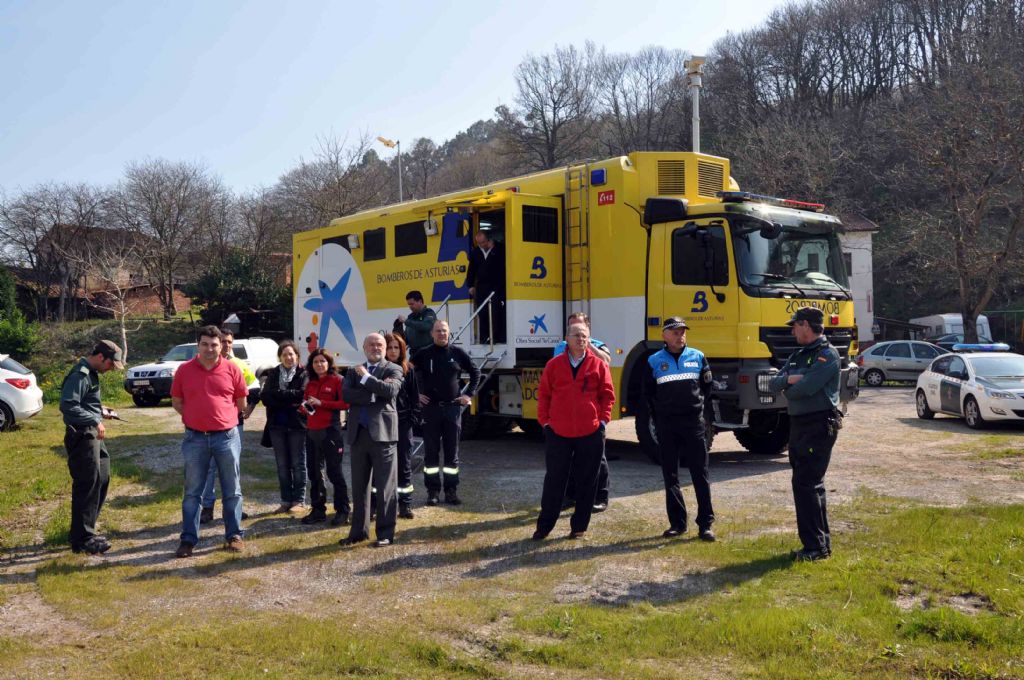 El Director de Interior junto a los intervinientes en el PMA escuchando las sirenas de alerta de la presa