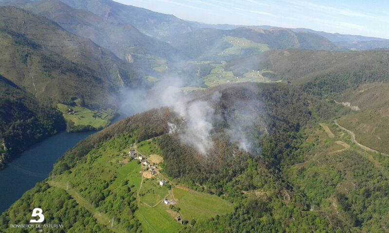 Vista area de estado del incendio tomada desde helicptero del SEPA a las 10.30 horas