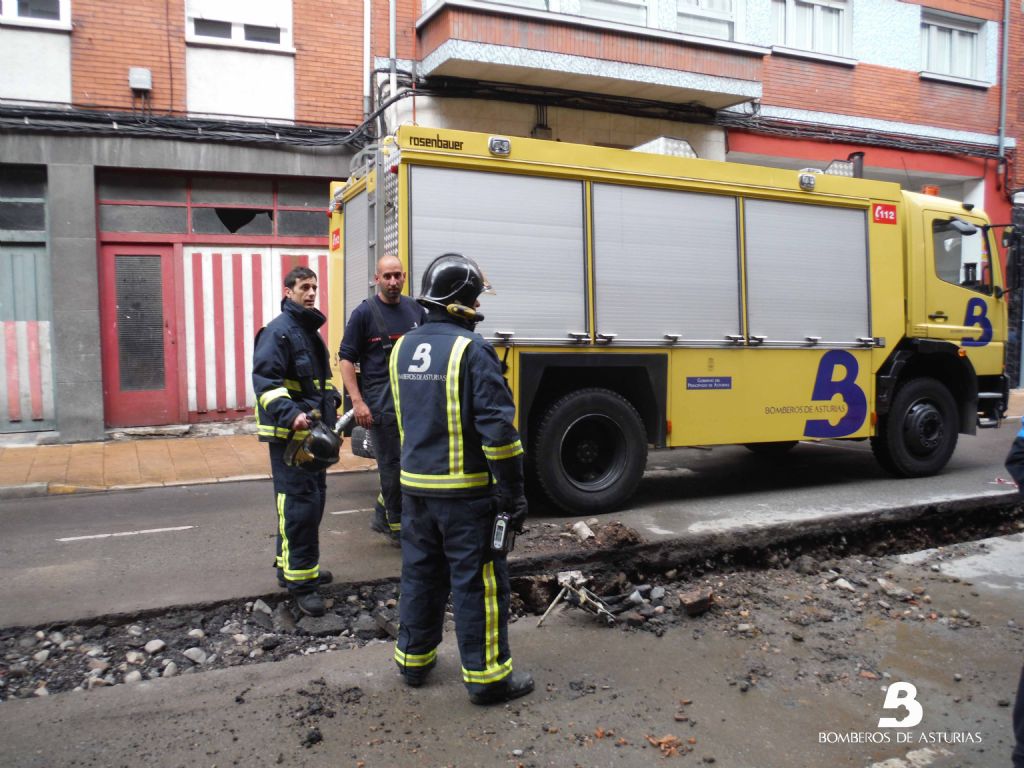 Bomberos del SEPA de Mieres en el lugar de la fuga