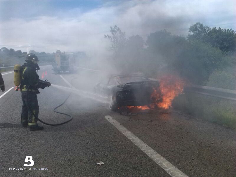 Los bomberos trabajando en el lugar