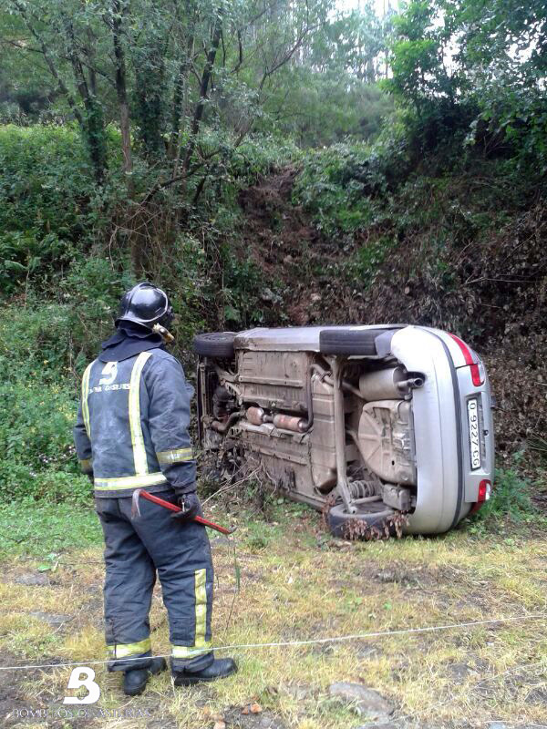 Bomberos del SEPA de Valds en el lugar del accidente