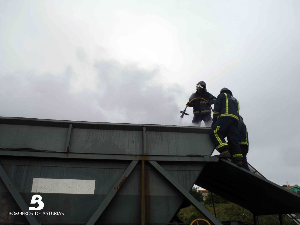 Los bomberos trabajando en la extincin