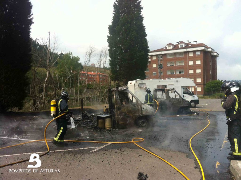 Los bomberos trabajando en las tareas de exticin