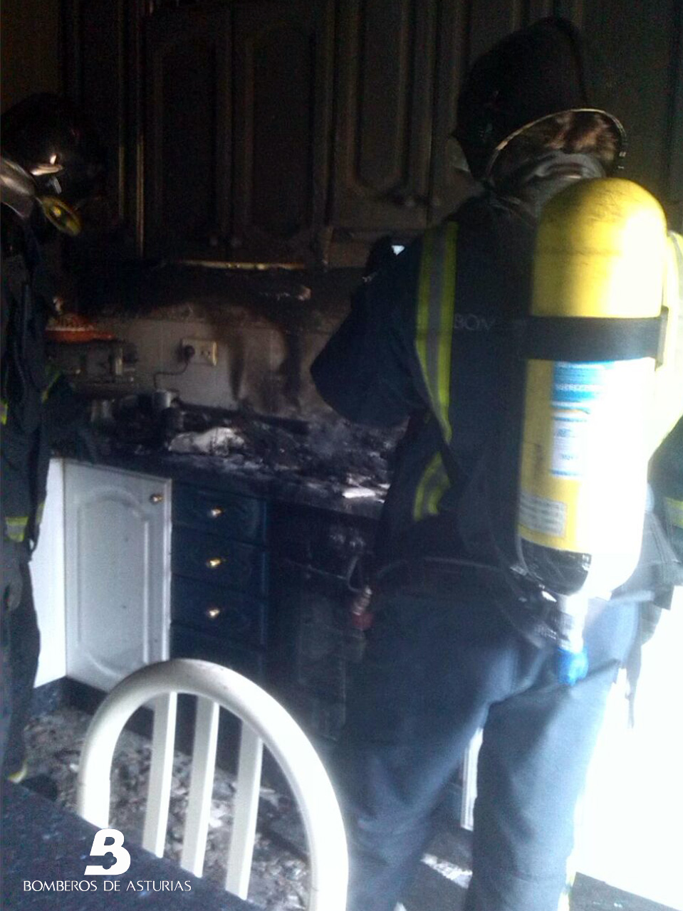 Estado en el que qued la cocina de la vivienda tras el incendio